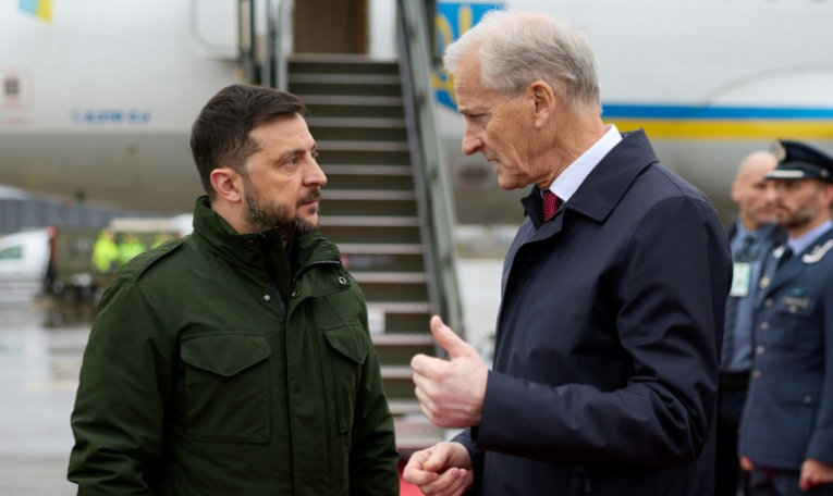 Photo publiée par le service de presse de la présidence ukrainienne, le 22 octobre 2025, du Premier ministre norvégien Jonas Gahr Støre (d) accueillant le président ukrainien Volodymyr Zelensky (g) à son arrivée à l'aéroport d'Oslo ( Service de presse de la présidence ukrainienne / Handout )