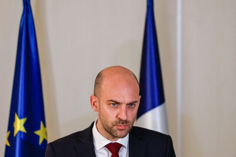Le ministre français des Affaires étrangères, M. Barrot, en visite en Israël