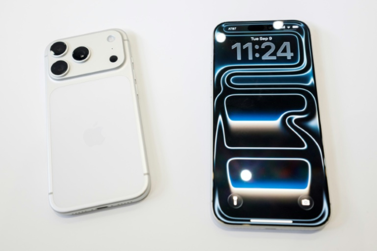 L'Apple iPhone 17 Pro présenté lors de l'événement "Awe-Dropping" au Steve Jobs Theater sur le campus d'Apple Park à Cupertino, en Californie, le 9 septembre 2025 ( AFP / Nic Coury )