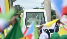 Le pape salue la foule depuis la papamobile à son arrivée à Mongomo, en Guinée équatoriale, le 22 avril 2026 ( AFP / Alberto PIZZOLI )