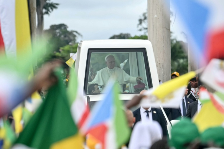 Le pape salue la foule depuis la papamobile à son arrivée à Mongomo, en Guinée équatoriale, le 22 avril 2026 ( AFP / Alberto PIZZOLI )