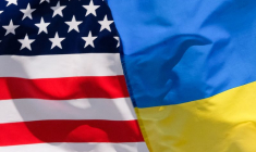Les drapeaux américain et ukrainien