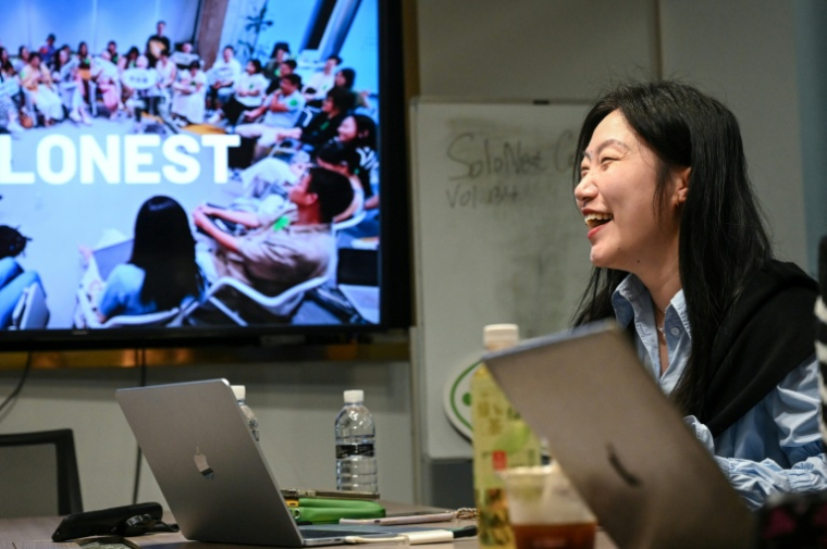 Karen Dai, fondatrice de SoloNest, partage son expérience avec des participants lors d'une discussion informelle sur les entreprises individuelles à Shanghai, le 12 avril 2026 en Chine ( AFP / Jade GAO )