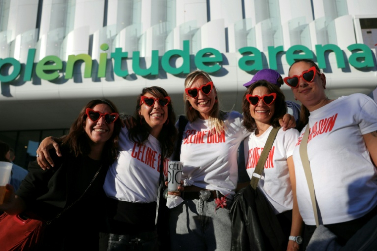 Des fans de la chanteuse canadienne Céline Dion posent avant son premier concert devant la Plenitude Arena à Nanterre, le 12 septembre 2026 ( AFP / Thomas SAMSON )