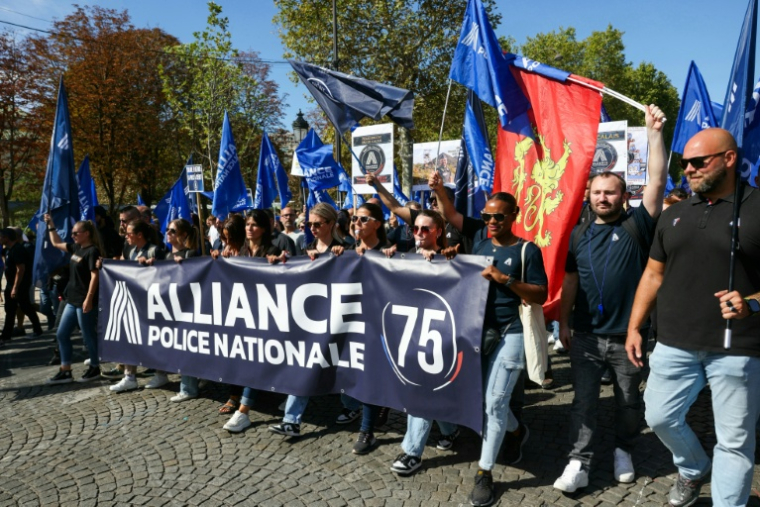 Des policiers manifestent à l'appel du syndicat Alliance, le 15 septembre 2026 ( AFP / Thomas SAMSON )