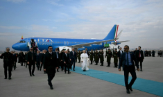 Le pape Léon XIV arrive à l'aéroport international Esenboga d'Ankara le 27 novembre 2025 ( AFP / OZAN KOSE )
