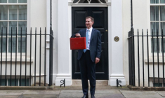 Le ministre britannique des Finances, Jeremy Hunt, à l'extérieur de son bureau sur Downing Street à Londres