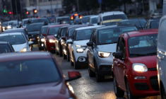 Des voitures en circulation sur une route du centre de Milan