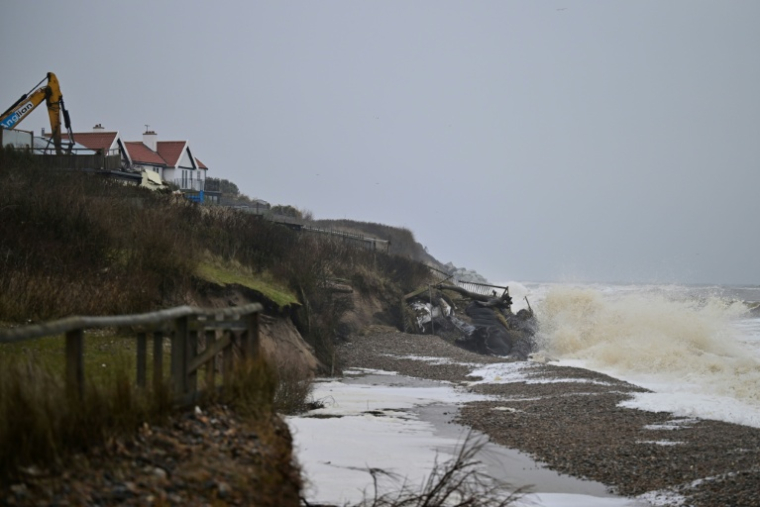 Démolition d'une propriété sur le littoral dans le village balnéaire de Thorpeness, dans le Suffolk, en Angleterre, le 3 février 2026 ( AFP / Ben STANSALL )