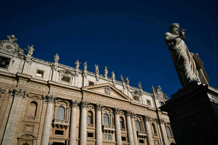 La Statue de Saint Pierre (D) devant la Basilique Saint-Pierre au Vatican, le 30 avril 2025 ( AFP / Gabriel BOUYS )