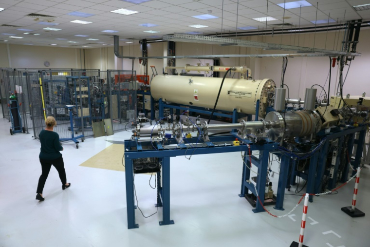 L'accélérateur de particules du Laboratoire de Mesure du Carbone 14 du Commissariat à l’énergie atomique et aux énergies alternatives (CEA), le 22 mai 2025 à Saclay, près de Paris ( AFP / Thomas SAMSON )