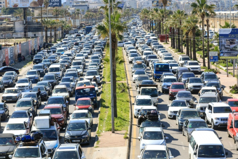 Des automobilistes, fuyant leurs villages du sud du Liban, bloqués sur l'autoroute le long de la route côtière traversant la ville de Saïda, le 2 mars 2026 ( AFP / Mahmoud ZAYYAT )
