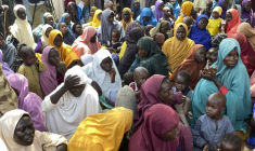 Des femmes et des enfants, libérés après avoir été enlevés par le groupe jihadiste Boko Haram, sont remis aux autorités locales de Pulka, le 8 juin 2026 à Gwoza, au Nigeria ( AFP / Audu MARTE )