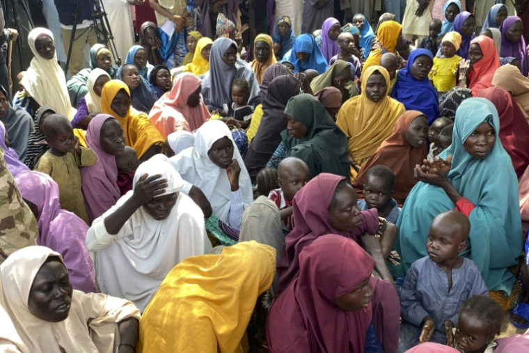 Des femmes et des enfants, libérés après avoir été enlevés par le groupe jihadiste Boko Haram, sont remis aux autorités locales de Pulka, le 8 juin 2026 à Gwoza, au Nigeria ( AFP / Audu MARTE )