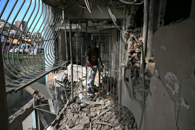 Un homme dans un appartement endommagé à Catia La Mar, au Venezuela, le 4 janvier 2026, au lendemain de la capture du dirigeant vénézuélien Nicolás Maduro lors d’une frappe américaine ( AFP / Federico PARRA )