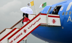 Le pape Léon XIV descend de l'avion après avoir atterri à l’aéroport international Houari-Boumediene le 13 avril 2026.  ( AFP / Alberto PIZZOLI )