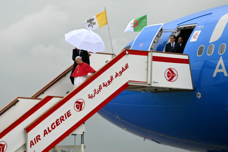 Le pape Léon XIV descend de l'avion après avoir atterri à l’aéroport international Houari-Boumediene le 13 avril 2026.  ( AFP / Alberto PIZZOLI )