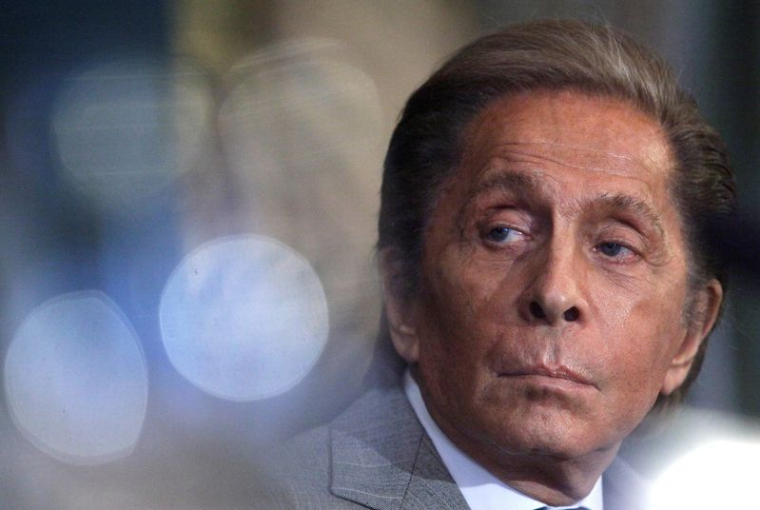 Le créateur de mode Valentino Garavani lors d'une conférence de presse