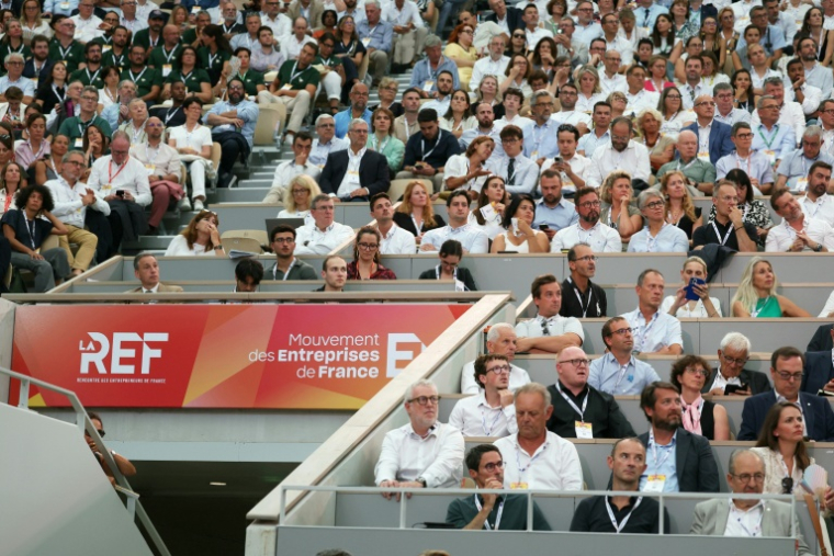 Des participants assistent à La REF 2026, organisée par le Medef, à Roland-Garros, Paris, le 26 août 2026 ( AFP / Thomas SAMSON )