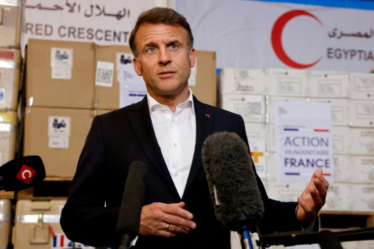 Le président français Emmanuel Macron prononce un discours devant l'aide humanitaire destinée à Gaza, à l'entrepôt du Croissant-Rouge égyptien à Arish, ville du nord-est de l'Égypte, à environ 55 kilomètres à l'ouest de la frontière avec la bande de Gaza, le 8 avril 2025 ( POOL / Ludovic MARIN )