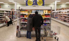 Le signe Clubcard à l'intérieur d'une succursale d'un supermarché Tesco Extra à Londres