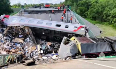 Image tirée d'une vidéo diffusée par le ministère russe des Situations d'urgence, le 1er juin 2025, montrant des secouristes sur le site de l'effondrement d'un pont routier sur une voie ferrée, survenu dans la nuit, faisant dérailler un train de voyageurs, dans la région de Briansk ( Ministère russe des Situations d'urgence / Handout )