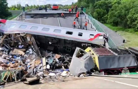 Image tirée d'une vidéo diffusée par le ministère russe des Situations d'urgence, le 1er juin 2025, montrant des secouristes sur le site de l'effondrement d'un pont routier sur une voie ferrée, survenu dans la nuit, faisant dérailler un train de voyageurs, dans la région de Briansk ( Ministère russe des Situations d'urgence / Handout )