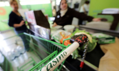 Un chariot d'un supermarché Casino