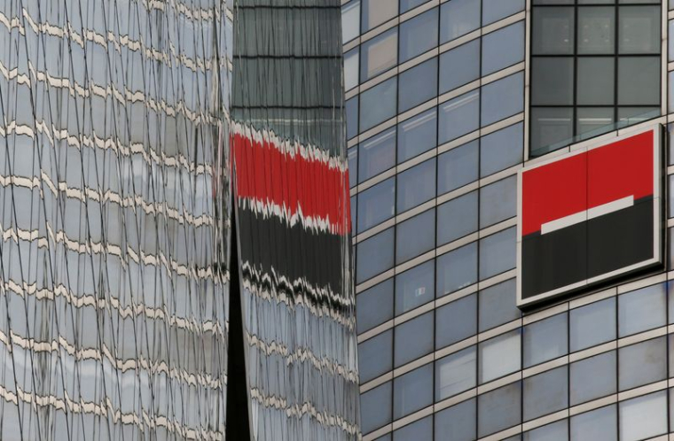 Le logo de la banque française Société Générale est visible devant le siège social de la banque, situé dans le quartier d'affaires et financier de La Défense, à Courbevoie, près de Paris.