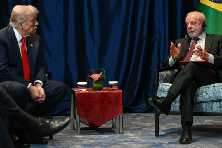 Le président américain Donald Trump (à gauche)  et son homologue brésilien Luiz Inacio Lula da Silva (à droite) en marge du 47e sommet de l'Asean à Kuala Lumpur le 26 octobre 2025. ( AFP / ANDREW CABALLERO-REYNOLDS )