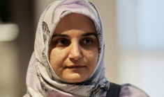 L'Iranienne Mahdieh Esfandiari arrive au tribunal de Paris pour son procès pour apologie du terrorisme, le 13 janvier 2026  ( AFP / STEPHANE DE SAKUTIN )