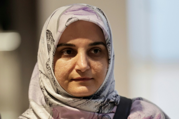 L'Iranienne Mahdieh Esfandiari, le 13 janvier 2026 au tribunal judiciaire de Paris ( AFP / STEPHANE DE SAKUTIN )