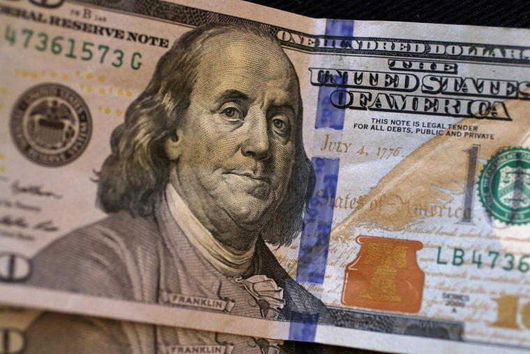 un billet de 100 dollars (Crédits: Unsplash - David Trinks)