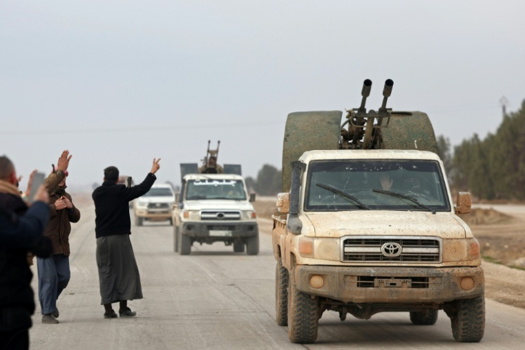 Des habitants saluent les forces gouvernementales syriennes à leur arrivée à Maskana, dans le nord de la Syrie, le 17 janvier 2026 ( AFP / OMAR HAJ KADOUR )
