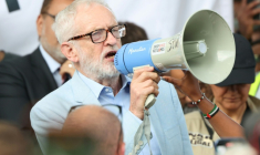 L'ancien chef du Labour britannique Jeremy Corbyn participe à une manifestation devant les grilles de Downing Street, dans le centre de Londres, le 9 septembre 2025 ( AFP / Toby Shepheard )