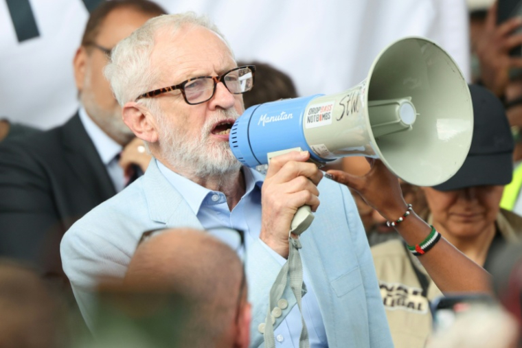 L'ancien chef du Labour britannique Jeremy Corbyn participe à une manifestation devant les grilles de Downing Street, dans le centre de Londres, le 9 septembre 2025 ( AFP / Toby Shepheard )
