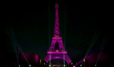 La Tour Eiffel est illuminée en rose, le 30 septembre 2025 pour marquer le début du mois d'octobre rose, opération destinée au depistage du cancer du sein ( AFP / Anna KURTH )