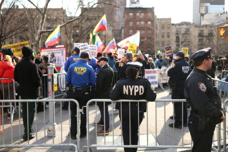 Des policiers montent la garde devant le tribuanl de New York où le président vénézuélien déchu Nicolas Maduro doit comparaître, le 26 mars 2026 ( AFP / CHARLY TRIBALLEAU )