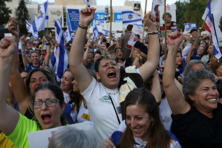 Les Israéliens font éclater leur joie avant la libération imminente des otages encore retenus à Gaza sur la place des otages à Tel Aviv, le 13 octobre 2025 ( AFP / AHMAD GHARABLI )
