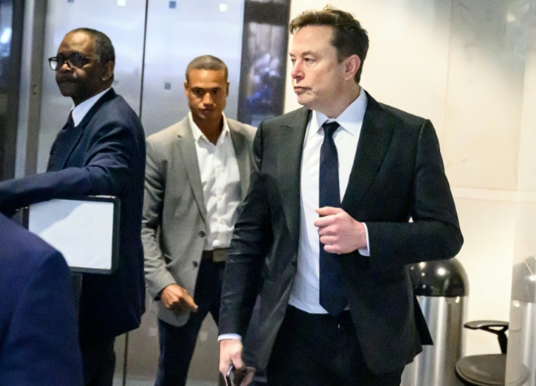 Elon Musk arrive au tribunal fédéral d'Oakland, en Californie, le 30 avril 2026 ( AFP / JOSH EDELSON )