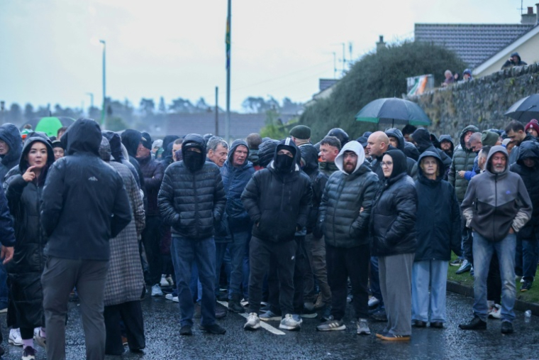Des manifestants rassemblés à Portadown, en Irlande du Nord, contre le passage d'une marche protestante pro-britannique autorisée pour la première fois depuis 1997 en plein quartier catholique, le 27 septembre 2026  ( AFP / Paul Faith )