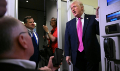 Le président américain Donald Trump s'adresse aux journalistes à bord d'Air Force One, à destination de la base Andrews, dans le Maryland, le 29 mars 2026 ( AFP / Mandel NGAN )