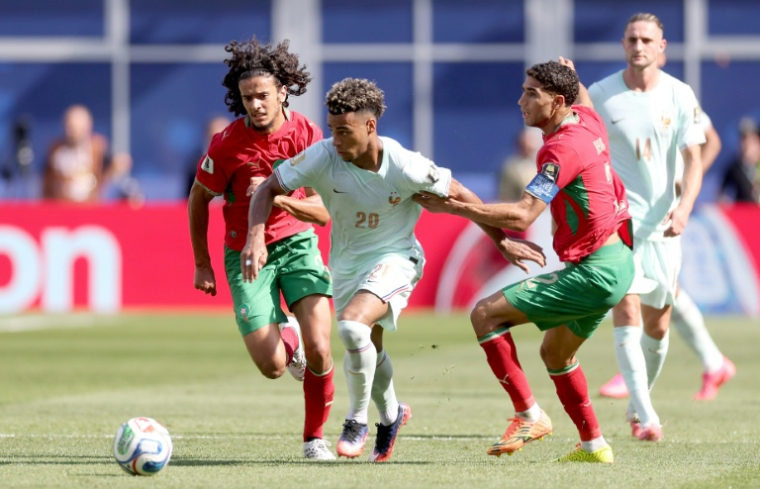 L'attaquant des Bleus Désiré Doué mobilise le tandem Achraf Hakimi-Ayyoub Bouaddi pour le contrer lors du quart de finale du Mondial remporté par la France face au Maroc, le 9 juillet 2026 à Foxboro  ( GETTY IMAGES NORTH AMERICA / Lars Baron )