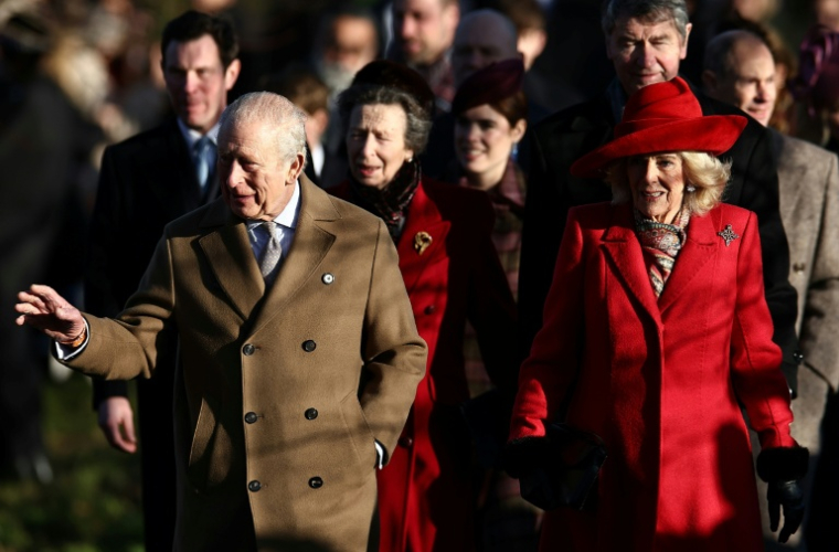 Le roi Charles III et la reine Camilla, accompagnés de la princesse Anne et de membres de la famille royale, arrivent pour la messe traditionnelle de Noël à l'église St Mary Magdalene, dans le domaine de Sandringham, dans l'est de l'Angleterre, le 25 décembre 2025 ( AFP / Henry NICHOLLS )