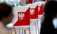 Des électeurs votent au deuxième tour de l'élection présidentielle, le 1er juin 2025 à Varsovie, en Pologne ( AFP / MATEUSZ SLODKOWSKI )