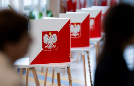 Des électeurs votent au deuxième tour de l'élection présidentielle, le 1er juin 2025 à Varsovie, en Pologne ( AFP / MATEUSZ SLODKOWSKI )