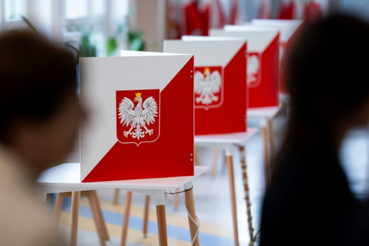 Des électeurs votent au deuxième tour de l'élection présidentielle, le 1er juin 2025 à Varsovie, en Pologne ( AFP / MATEUSZ SLODKOWSKI )