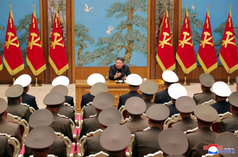 Le dirigeant nord-coréen Kim Jong Un s'exprimant sur des questions militaires lors d'une réunion des commandants de division et de brigade de l'ensemble de l'armée, au siège du Comité central du Parti à Pyongyang, le 17 mai 2026. Photo fournie par KCNA ( KCNA VIA KNS / STR )