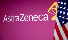 Un drapeau américain est planté à côté du logo d"AstraZeneca à Washington, D.C.