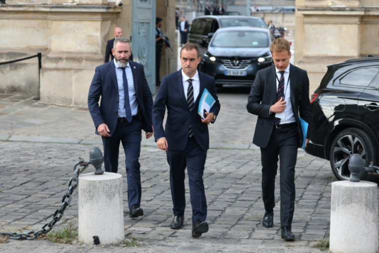 Le ministre des Armées Sébastien Lecornu quitte l'Assemblée nationale après la session parlementaire extraordinaire précédant un vote de confiance sur le budget d'austérité du gouvernement, le 8 septembre 2025 à Paris ( AFP / Ludovic MARIN )